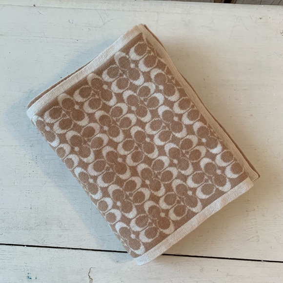 Coach tan and white Merino wool scarf - Picture 4 of 6